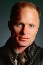 Richard Brown（艾德·哈里斯饰演）