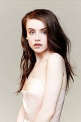 Rosie Day（Rosie Day饰演）